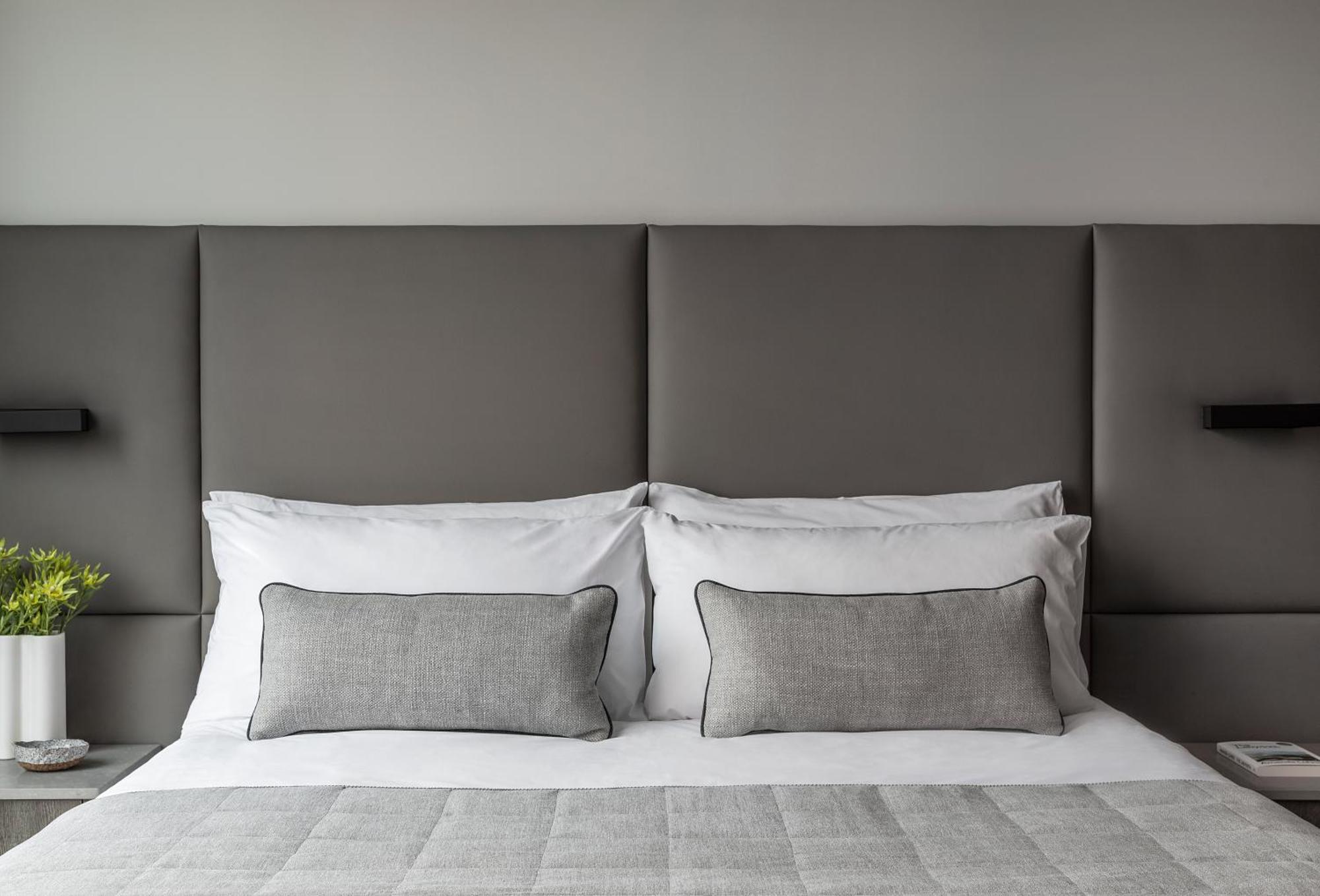 Oakwood Premier Melbourne Aparthotel Exterior photo A bed with a headboard